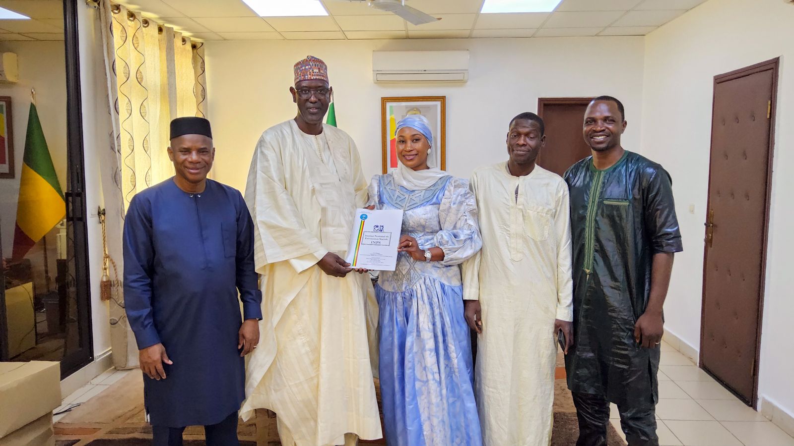 Santé au travail: l'INPS remet au Vérificateur général le rapport médical de son équipe